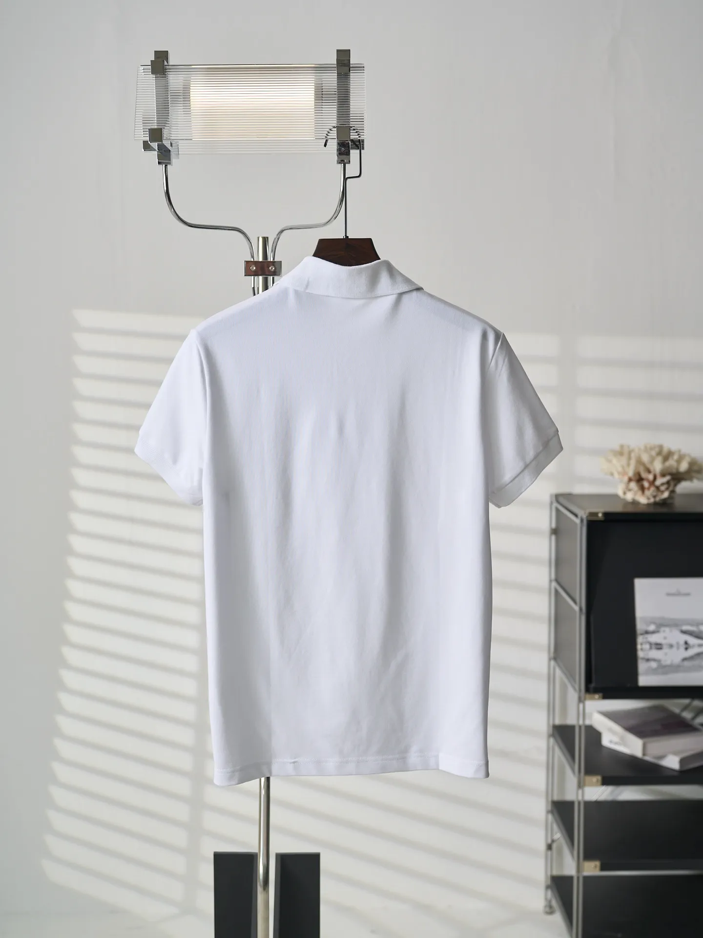 [Real auction] Lacoste crocodile logo embroidered short-sleeved Polo shirt [In Stock] S M L Adopting the stamping process, independent embroidered stamps are made through computer embroidery, and then positioned and sewn onto the clothing. It has a strong three-dimensional effect, is strong and washable, and has stable quality. The fabrics have been fermented and washed, giving a better hand feel and texture. It is not easy to deform, shrink, or fade. It maintains long-term beauty and fits well.